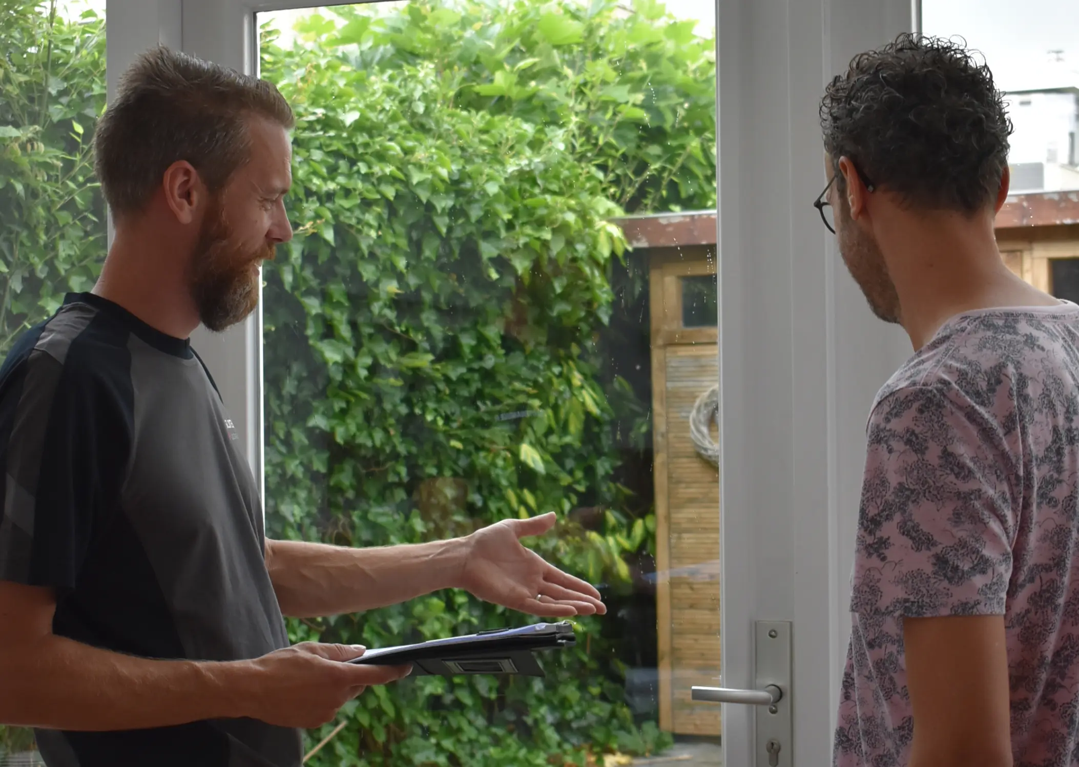 PKVW slotenmaker LockTight in gesprek met klant